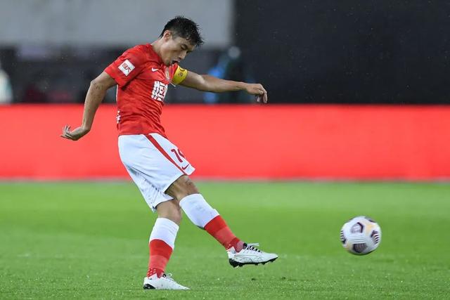 意甲-奥卡福尔绝杀拉齐奥3张红牌 AC米兰1-0胜